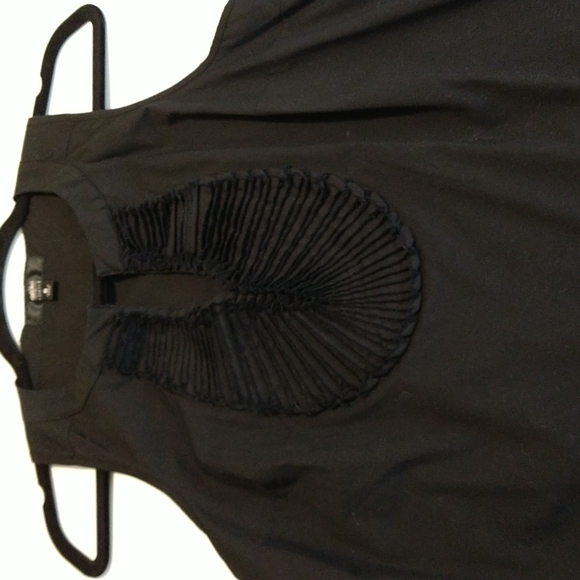 Black razorback sleeveless round neck top with v tufted front stretch  … - Picture 1 of 4